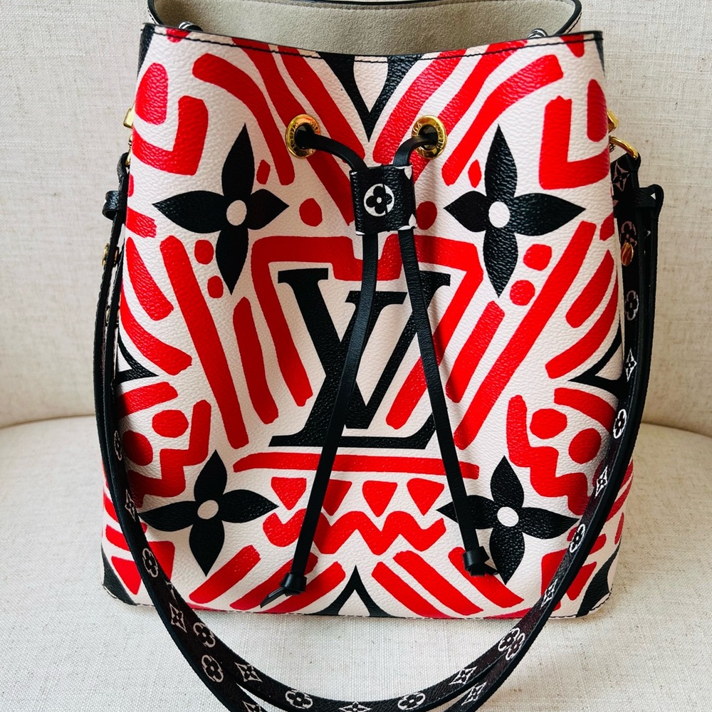 monogram Neonoe MM shoulder bag. Comes with the original box and dust bag